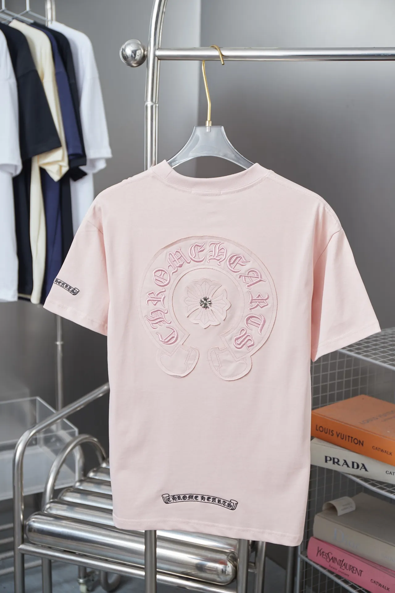 🅿️220 Ch*ome Hearte 25SS early spring new style, appliqué embroidered heart cross short sleeves, light luxury, essential item for daily commuting for men and women, correct version, welcome to compare, detailed features · 320g 100% pure cotton double yarn jersey fabric · Custom dyed in the same vat, special thickened 32 pieces double-strand 1X1 thread · Imported Tajima machine embroidery tatami embroidery ➕This cloth patch embroidery · Hand-stitched Croxin hardware accessories · Hand-made fraying of collar, cuffs and hem · Double-needle stitching across seams · Original main mark, washed tag, branded moisture-proof paper packaging Color: Black/White/Pink Size: S/M/L/XL